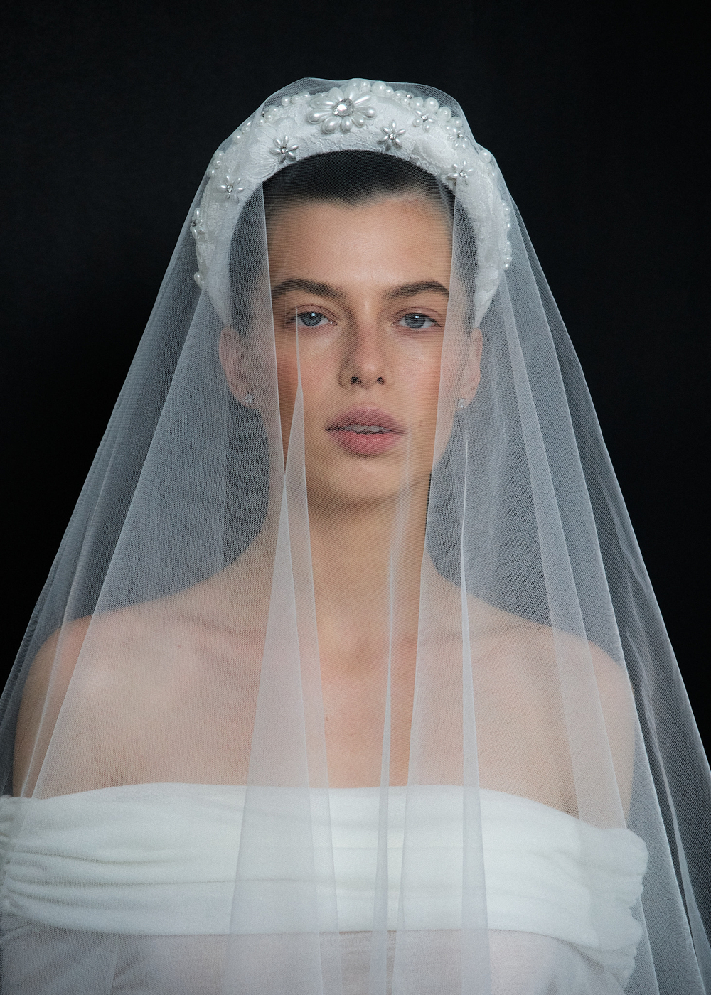 Ободок высокий с декором из жемчуга и камней