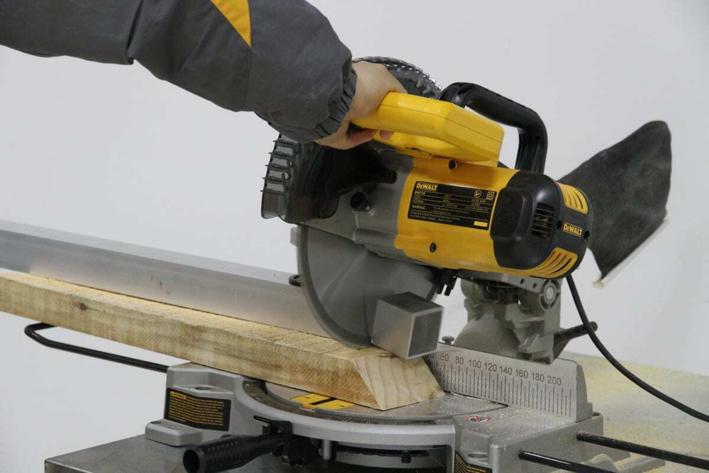 Торцовочная пила DEWALT DW714, 4600 об/мин, 13.1 кг