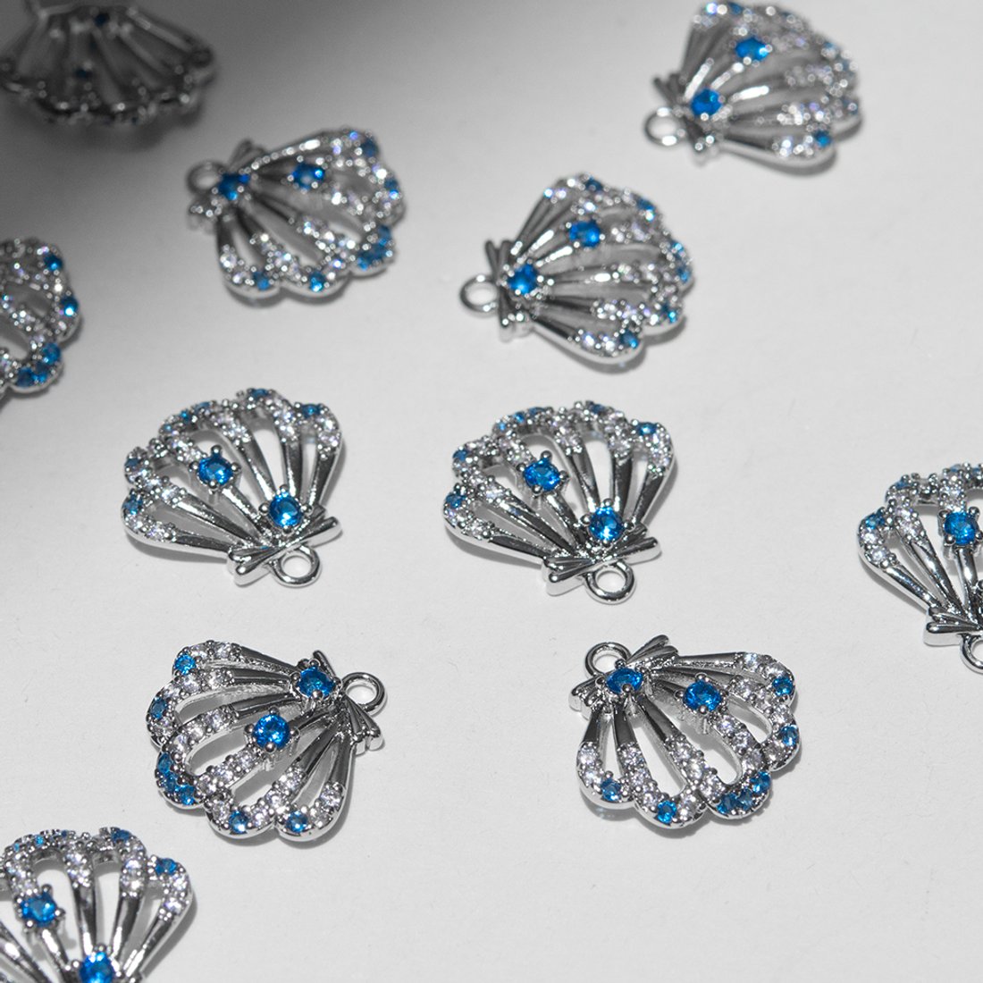 Подвеска "Ракушка", 14,5*14,5мм, голубые и прозрачные фианиты, родирование