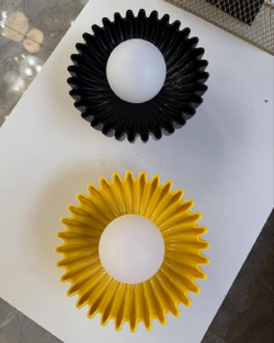 Керамические бра круглой формы в насыщенном тёмно-изумрудном и тёплом жёлтом цветах.