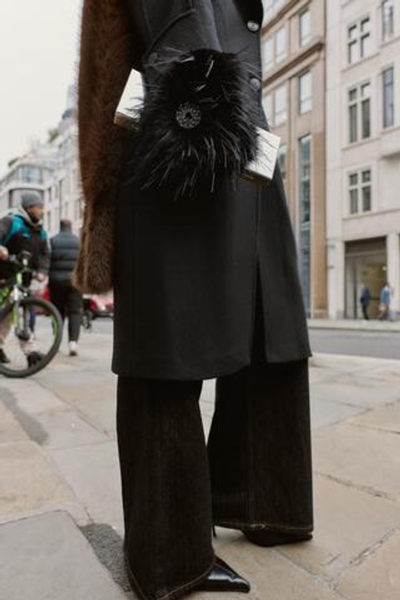 ZARA МИТЕНКИ ИЗ ИСКУССТВЕННОГО МЕХА С ДЕКОРАТИВНЫМИ КАМНЯМИ, ЧЕРНЫЙ