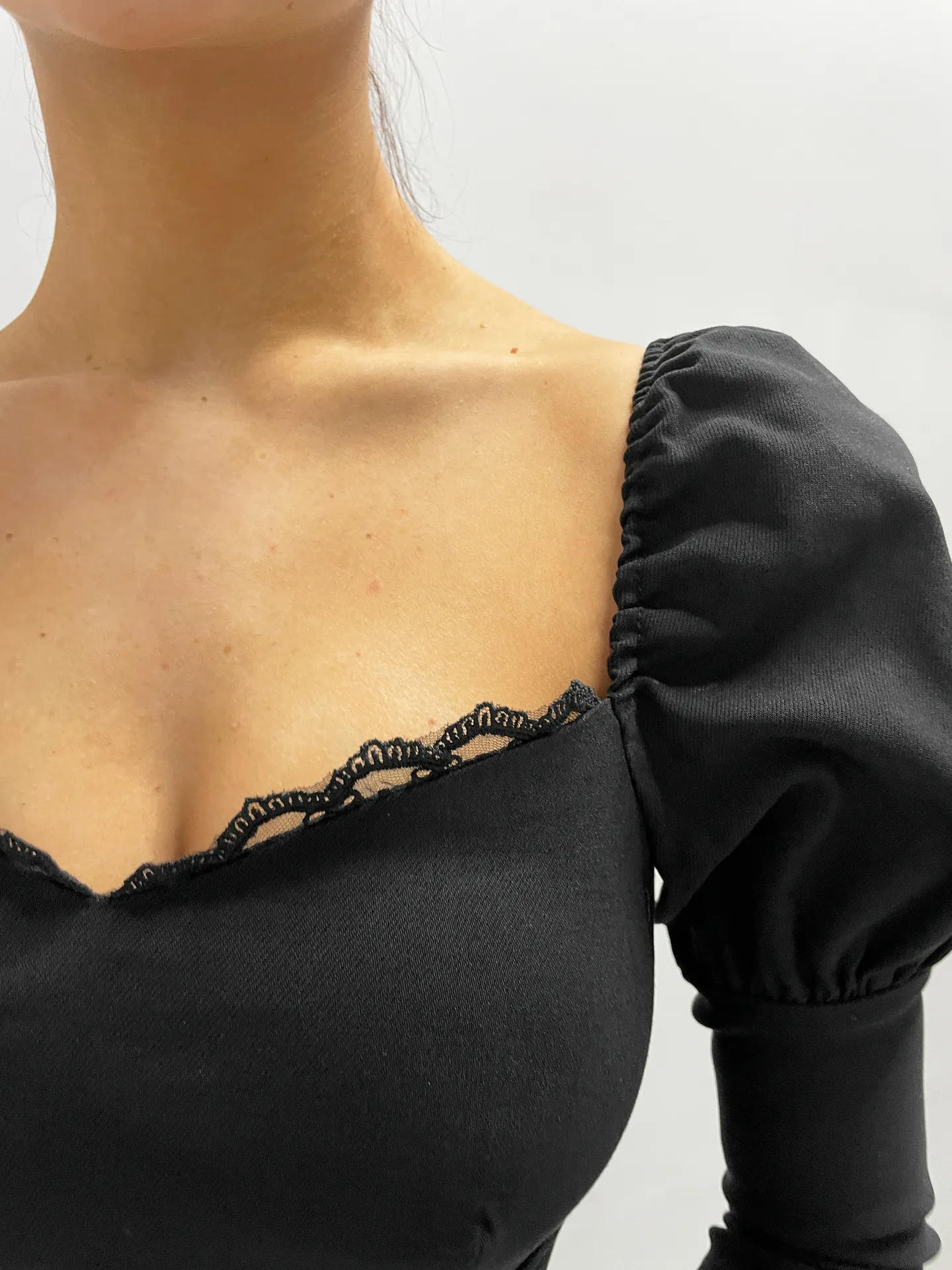 Платье By Style Janetta удлиненное на молнии с отделкой кружевом на груди и рукавами на резинке\Черный шоурум
