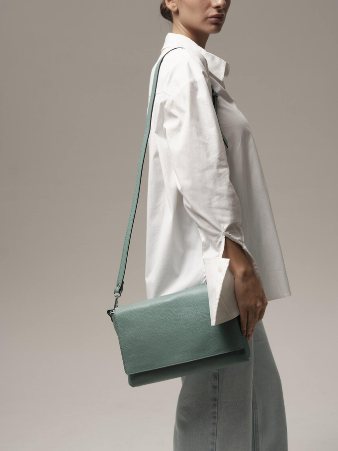 Сумка кожаная на плечо минт