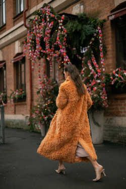 Длинная бежевая шуба