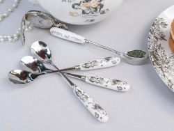 Kitchen Craft - Набор из 4 ложек &quot;Алиса в стране чудес&quot;, 15,5 см. / артикул   5227080  / GTIN 5050993322042