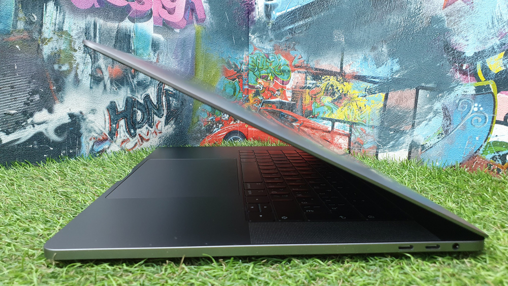 MacBook Pro 15 2018 i9/32Gb/560x 4Gb/SSD1Tb 65цикл