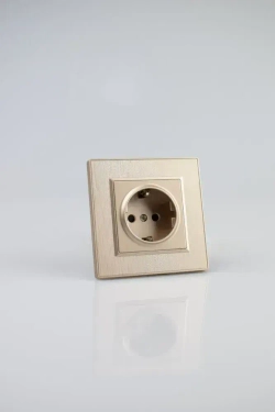 Розетка золото одинарная пластик