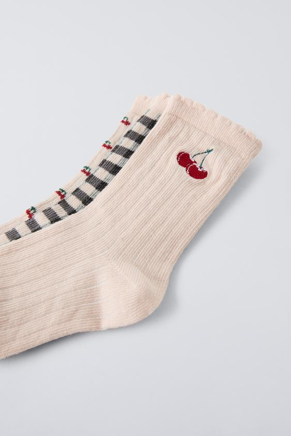 ZARA НАБОР ИЗ ТРЕХ ПАР НОСКОВ В КЛЕТКУ И С ПРИНТОМ «ВИШНЯ», ЭКРЮ/ЧЕРНЫЙ