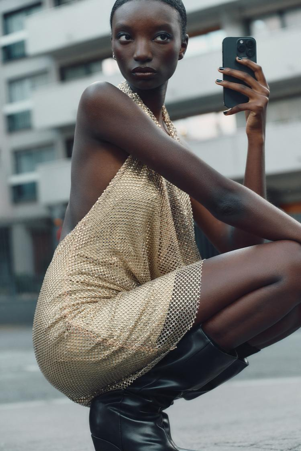 ZARA ПЛАТЬЕ ХАЛТЕР СО СТРАЗАМИ, ЗОЛОТИСТЫЙ