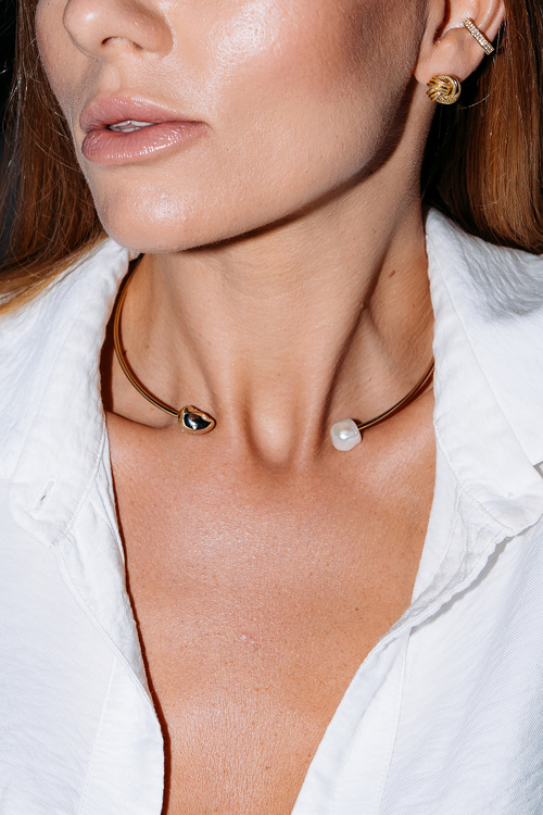 Чокер жесткий с жемчугом в золочении