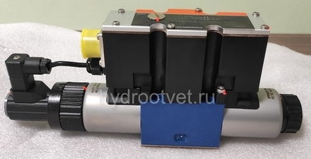4WREE6V32-2X/G24K31/A1V - Пропорциональный распределитель с обратной связью по положению золотника со встроенным усилителем Ду6, A1 = ±10 В, номинальный расход 32 л/мин, схема V