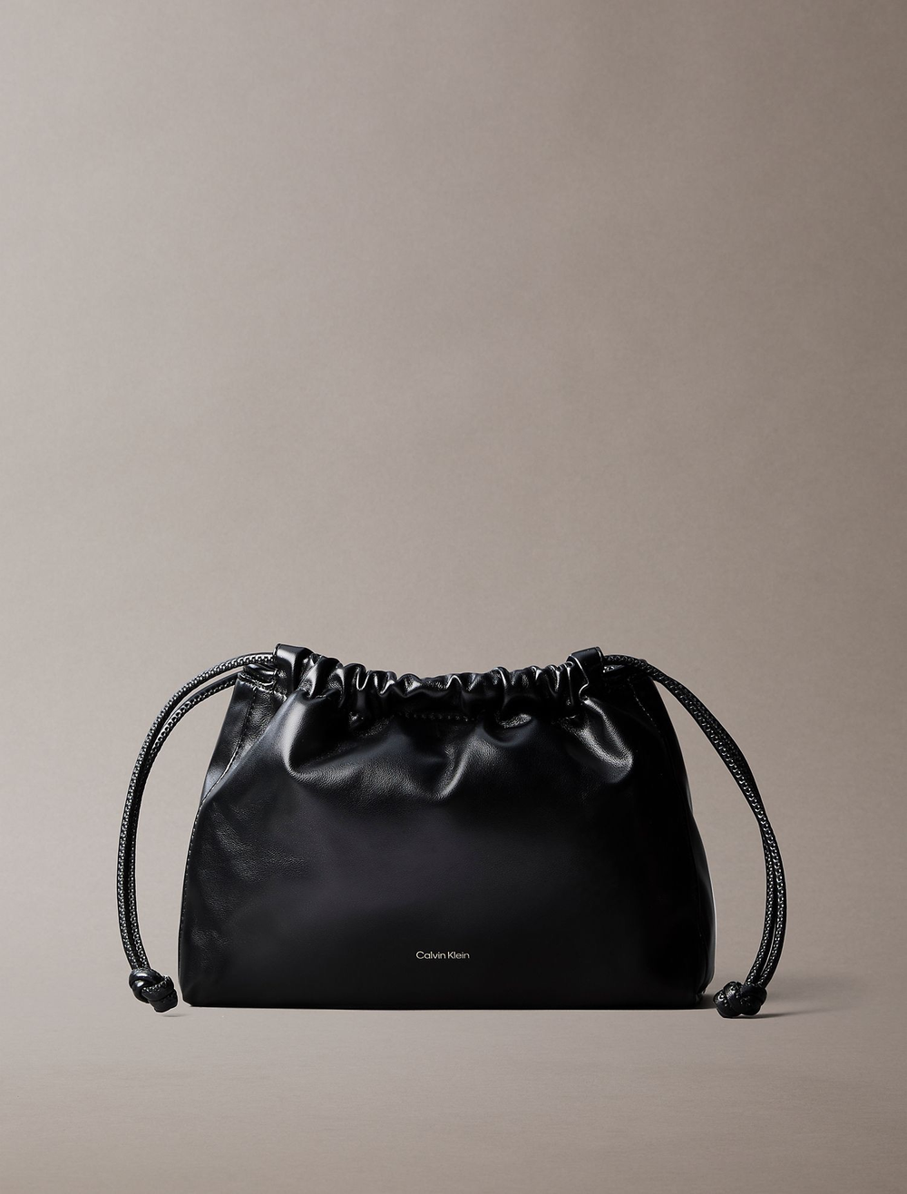 Сумка Calvin Klein Drawstring Crossbody Bag Black