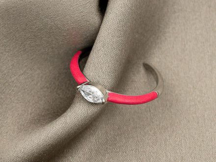 Кольцо с кристаллом и эмалью, цвет ярко-розовый