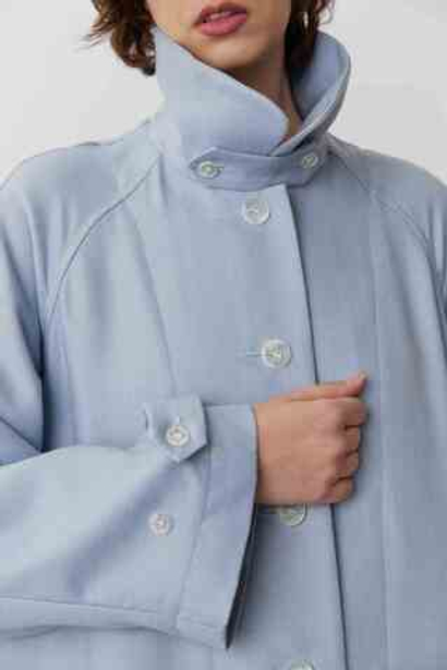 Объемный плащ из голубого льна