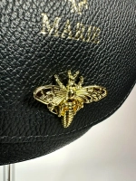 Женская кросс-боди сумка с застежкой-пчелкой из натуральной кожи черного цвета