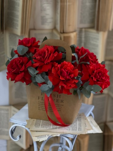 Французские красные розы и эвкалипт в стильном оформлении от Флора Маркет