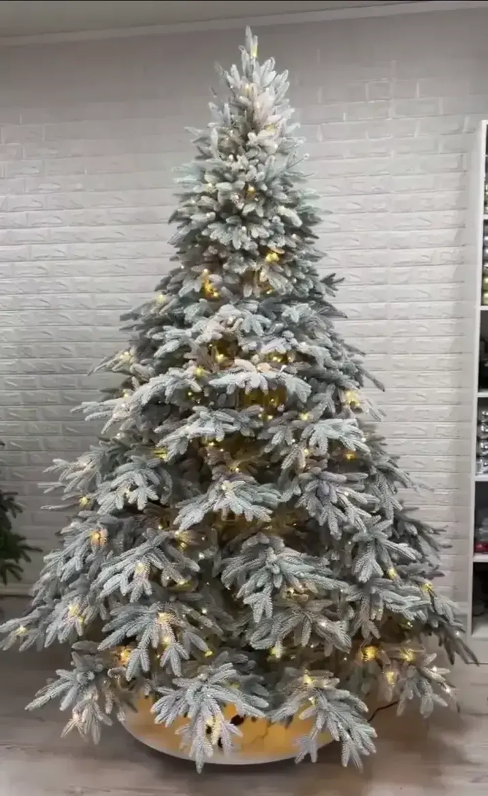 Заснеженная елка с гирляндой «Престиж» (Литая хвоя) 230 см / 2,3 м