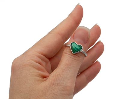 Кольцо "Сердце" 10,5мм с малахитом
