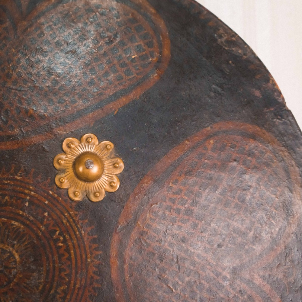 Круглый кожаный щит калкан (каз. қалқан) или «дхал»