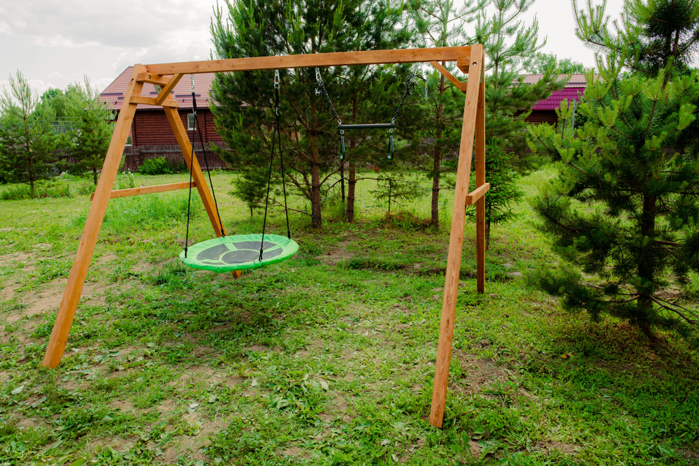 Деревянные качели с трапецией и качелями гнездо Свиби