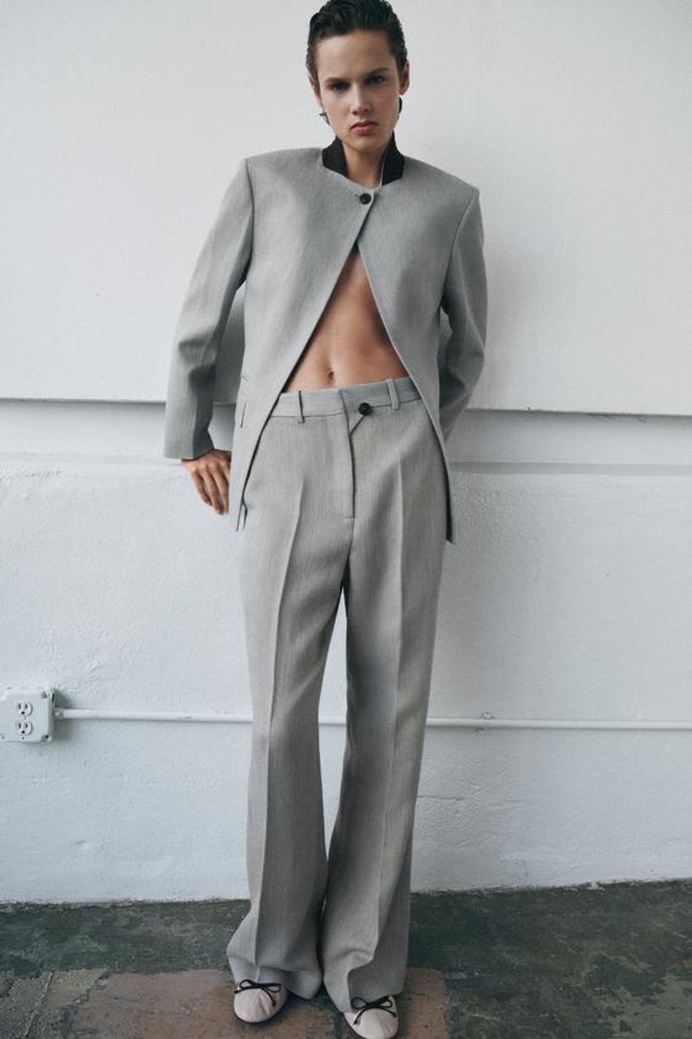 ZARA РАСКЛЕШЕННЫЕ БРЮКИ СТРУКТУРНЫЕ ZW COLLECTION, СЕРЫЙ