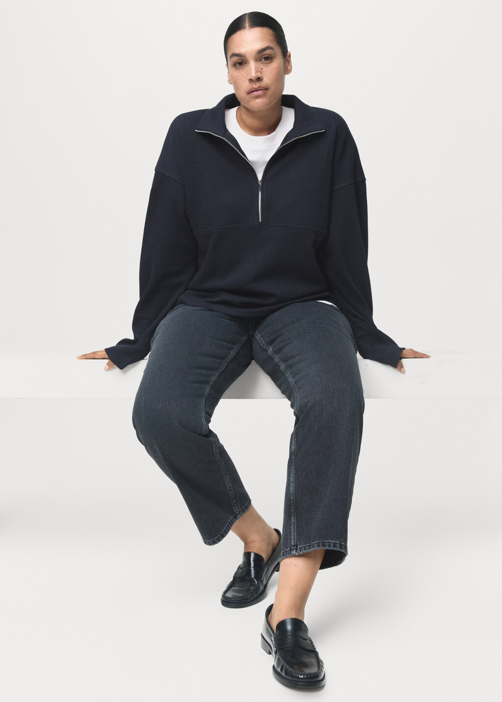 Толстовка с высоким воротником и молнией