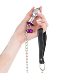 Серебристая анальная пробка с фиолетовым кристаллом, колокольчиками и поводком (Цвет: серебристый)