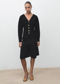 Вязаный жакет с нарядными пуговицами