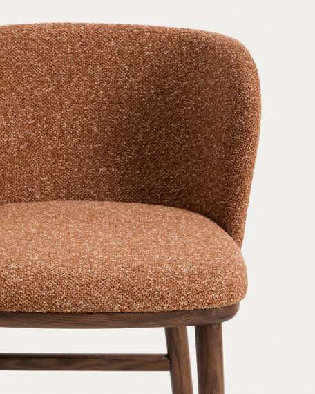 Барный стул Ciselia из терракотового шенилла с ножками из ясеня в отделке орех