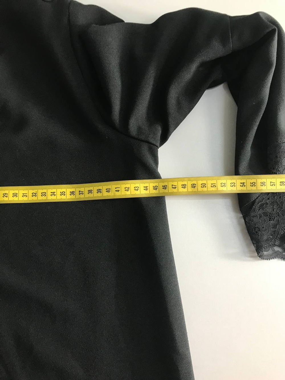 Платье Zara прямого кроя с оригинальным рукавом, маркировка XS, визуально 42 размер