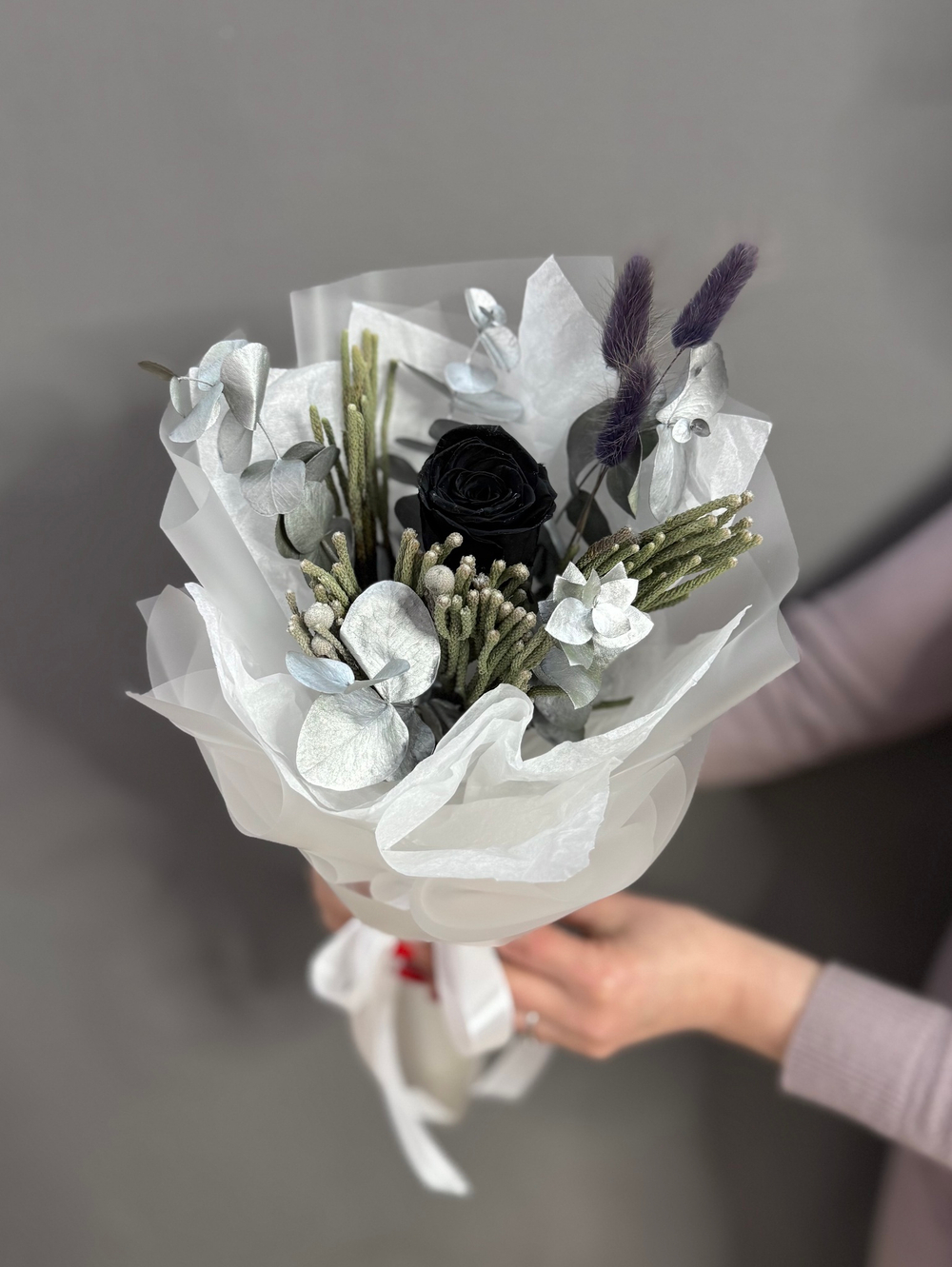 Черная стабилизированная роза с брунией