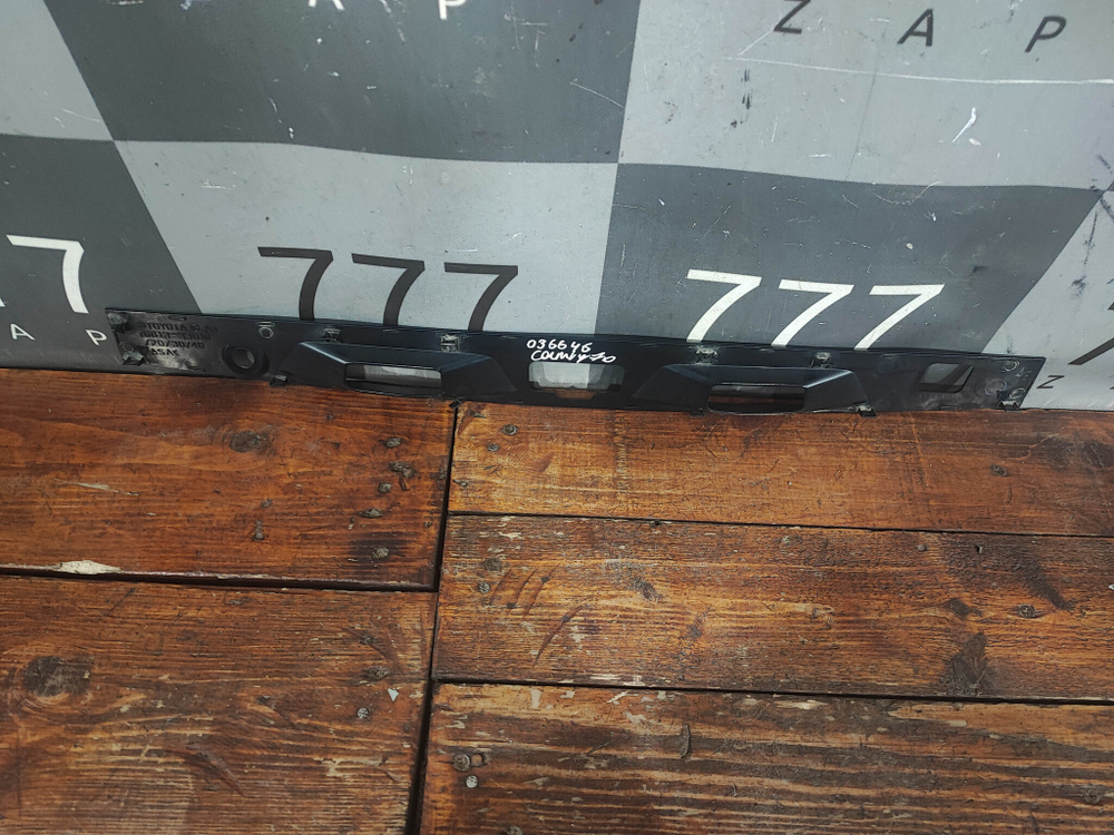 Накладка крышки багажника Toyota Camry (XV70) 17-нв Б/У Оригинал 7681333010