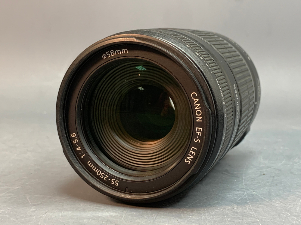 Canon EF-S 55-250mm 4-5.6 IS царапка на передней линзе