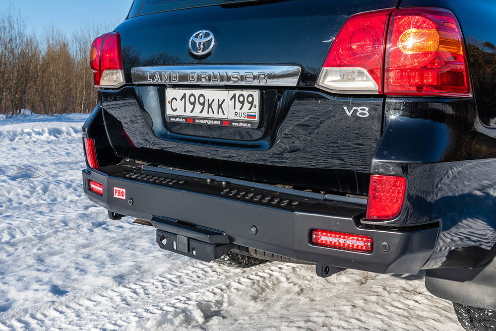 Бампер силовой задний Toyota Land Cruiser 200 2007-2012 с квадратом под фаркоп и фонарями, стандарт РИФ