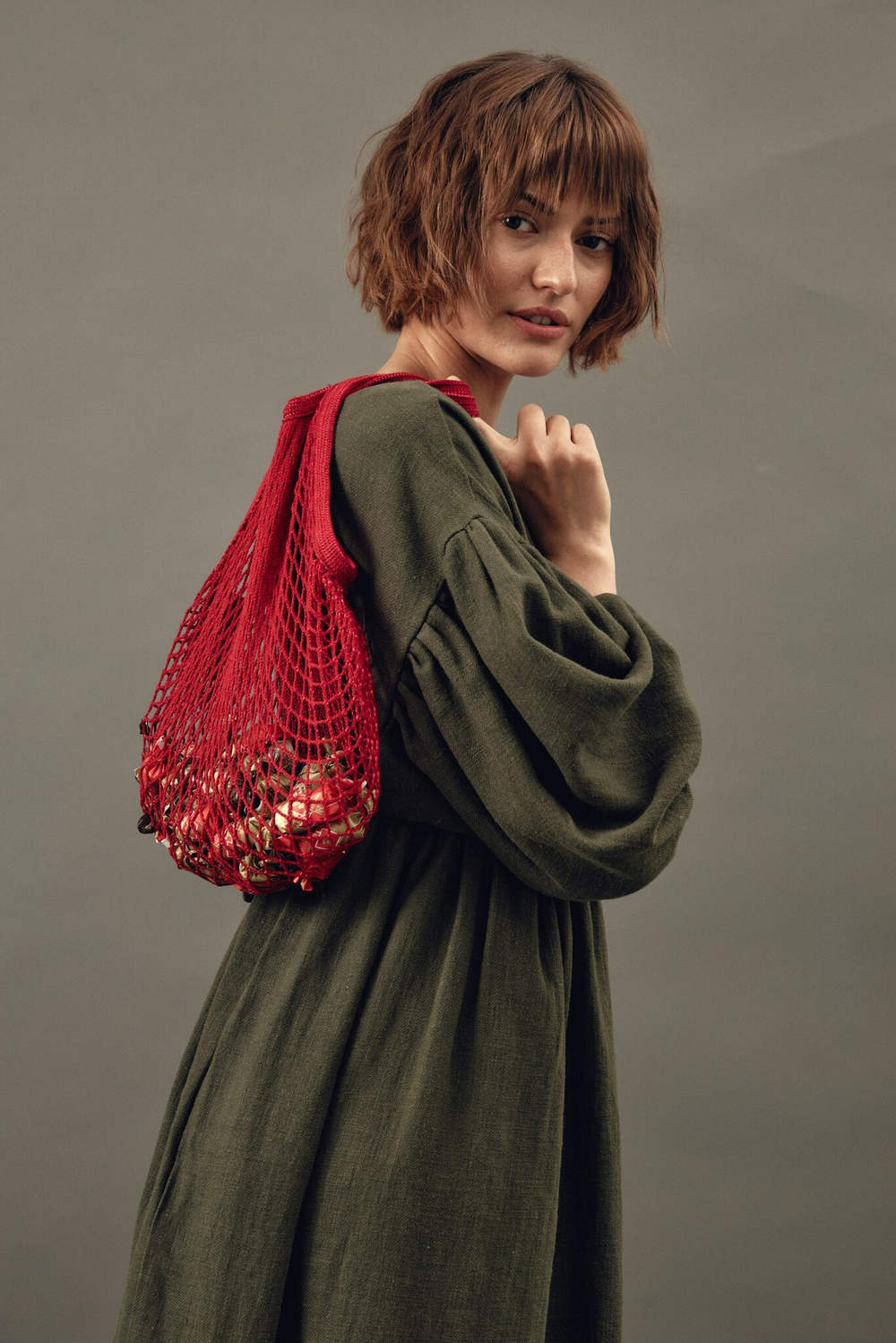 Платье оверсайз с декоративной обработкой на юбке из крапивы цвета хаки