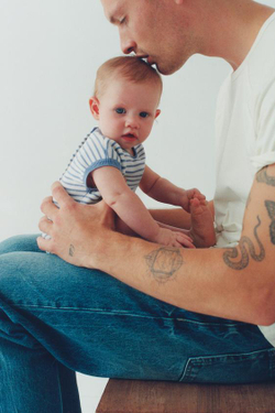 ZARA КОРОТКИЙ КОМБИНЕЗОН В ПОЛОСКУ С НАШИВКОЙ В ВИДЕ КРОЛИКА, ЭКРЮ/СИНИЙ