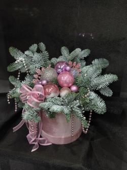 Композиция из живого нобилиса в бархатной шляпной коробке пудрового оттенка