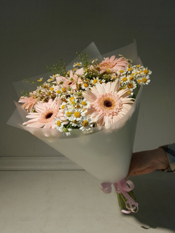 Летний солнечный букет с танацетумом и ароматными пионами Сара Бернард (С0034)