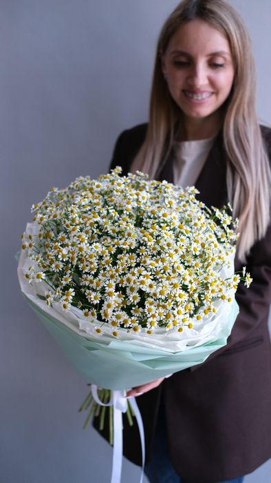 Моно букет с ромашками