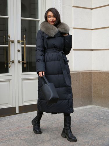 Длинный черный пуховик с серым воротником из песца