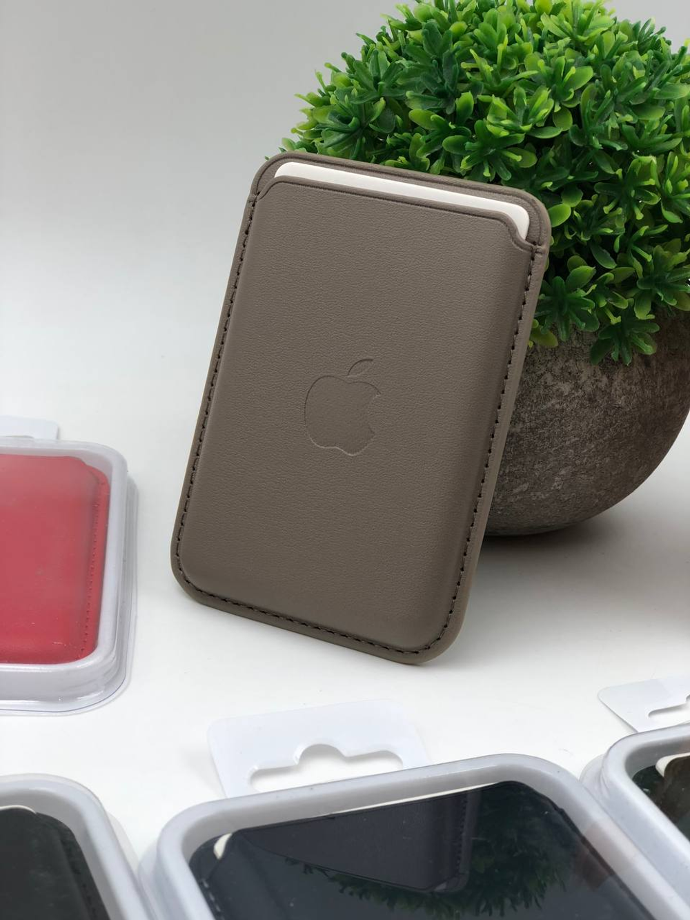 iPhone Leather Wallet MagSafe с лого