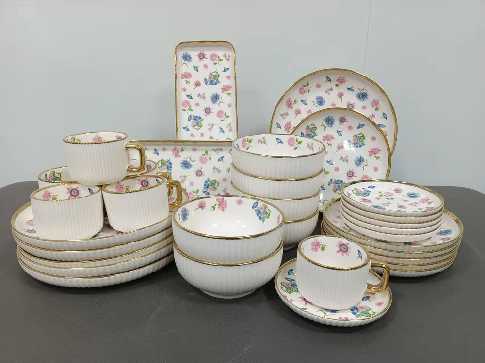 Сервиз с цветочным орнаментом на 6 персон