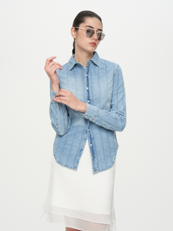 Голубая джинсовая рубашка с потертостями
