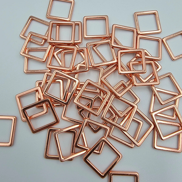 Кольцо квадратное розовое золото 10 мм