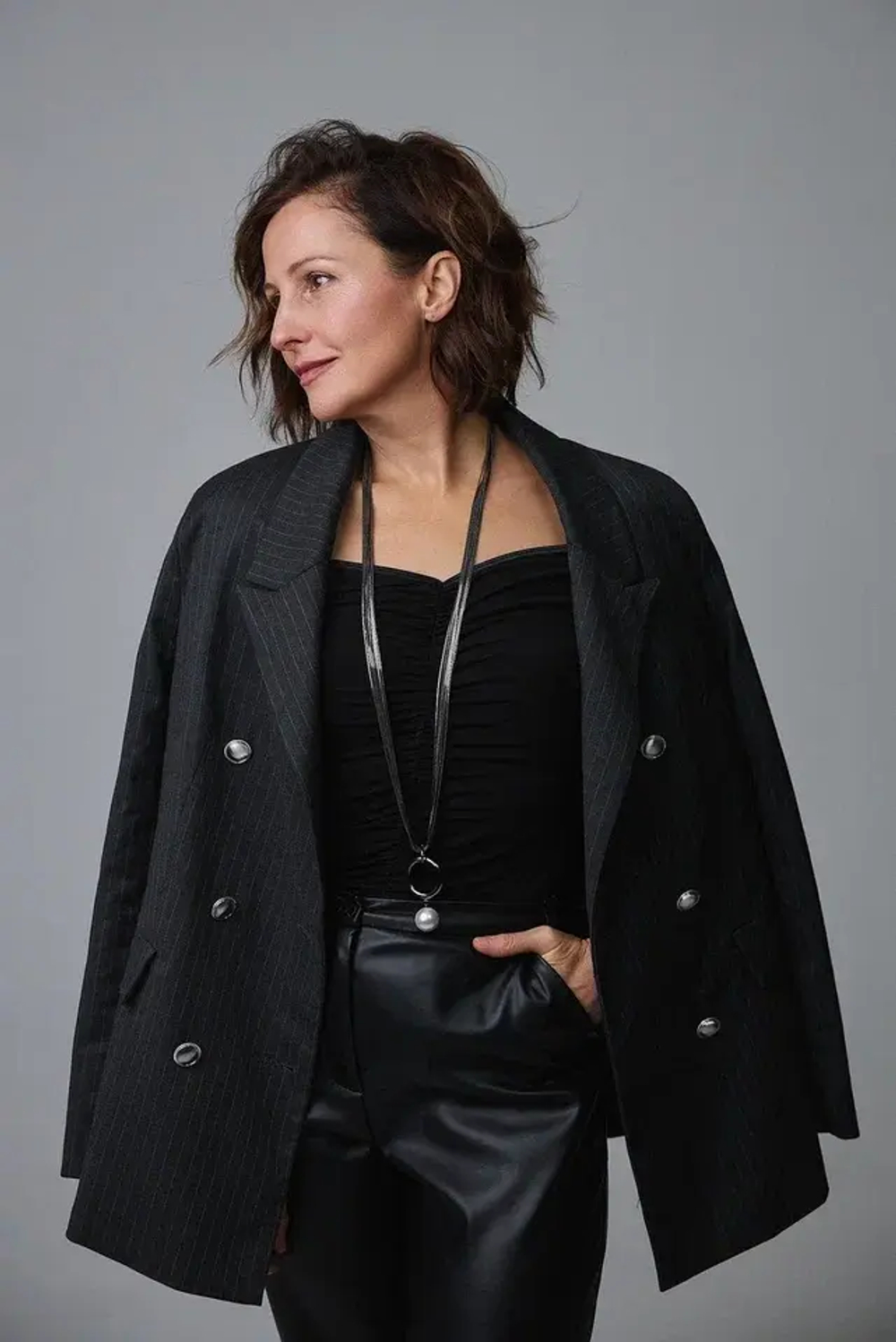 Колье длинные цепи с крупной жемчужиной, оттенок графит