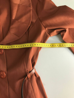 Пиджак с акцентом на талии, визуально на 42 размер