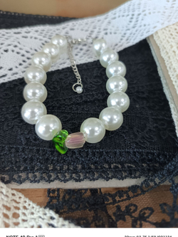 Нежный жемчужный браслет со стеклянным тюльпаном