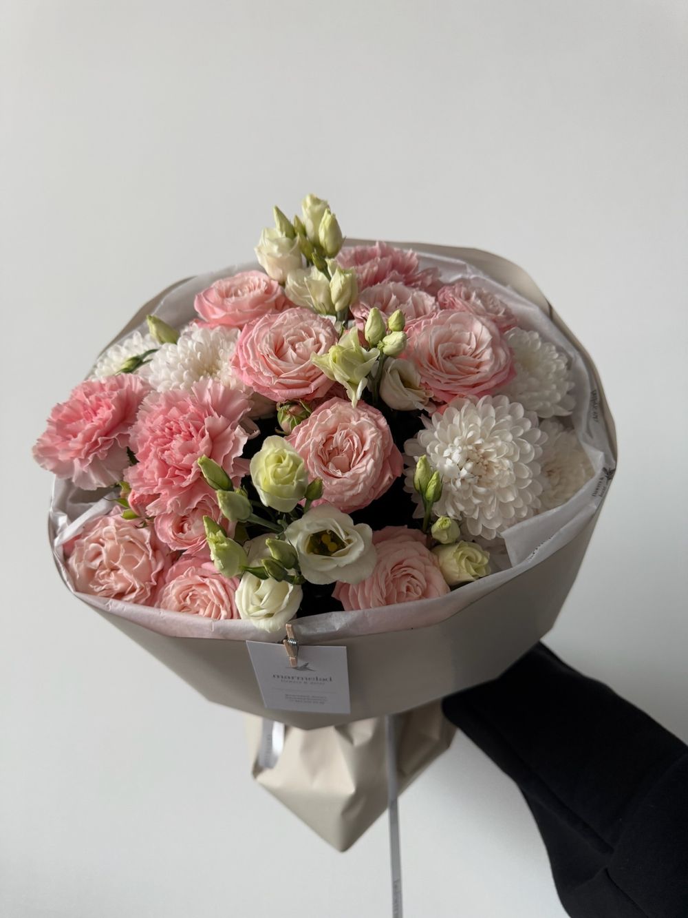 Букет из кустовой пионовидной розы, лизиантуса и хризантемы