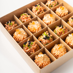 Бокс профитролей с муссом из семги и крабом