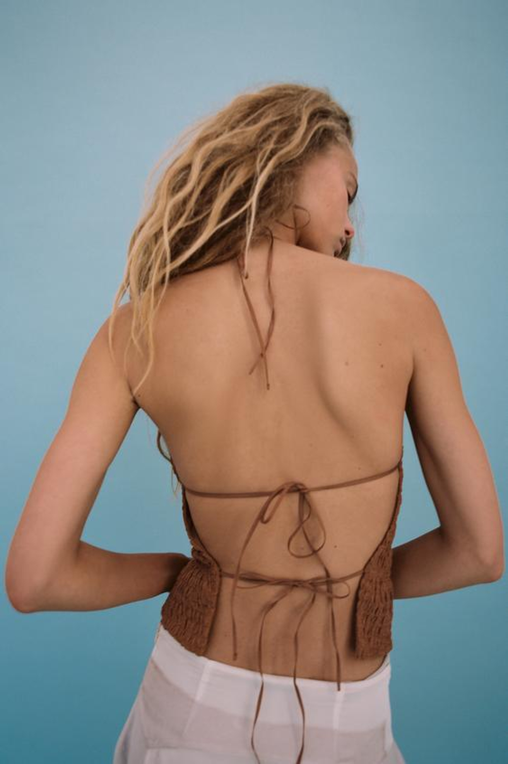 ZARA УКОРОЧЕННЫЙ ТОП ИЗ РЕЛЬЕФНОЙ ТКАНИ С ГОРЛОВИНОЙ ХАЛТЕР, КОРИЧНЕВЫЙ